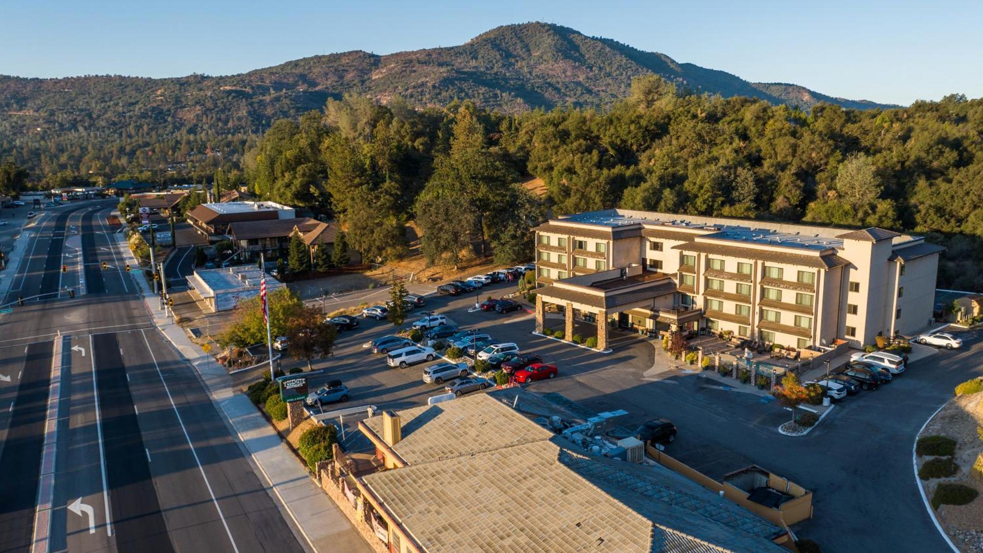 Yosemite Southgate Hotel & Suites Oakhurst Exterior photo